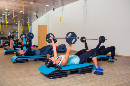 体育 健身 生活方式和人们的观念   组展示肌肉与杠铃在健身房