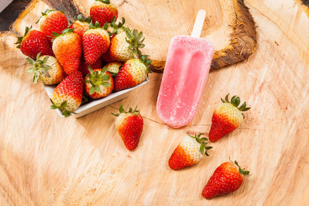 美味和清爽的冰棒用草莓制成