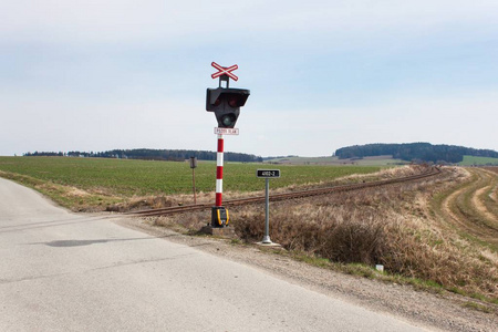 交叉轨道在捷克共和国的铁路道口.在轨道的道路交叉口.