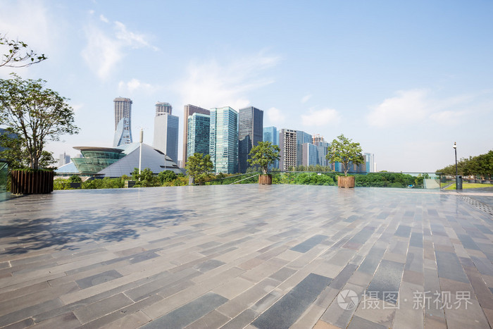 天际线和空广场前现代建筑