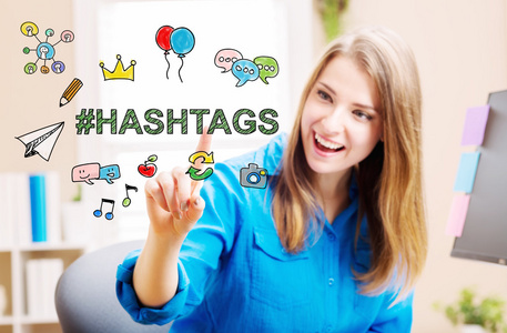Hashtags 概念和年轻的女人在一起