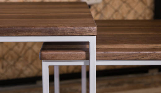 木质房内阁楼式的床头木桌