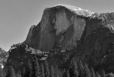 半穹顶，徒步旅行者和登山者在优胜美地国家公园，美国著名的花岗岩具有里程碑意义