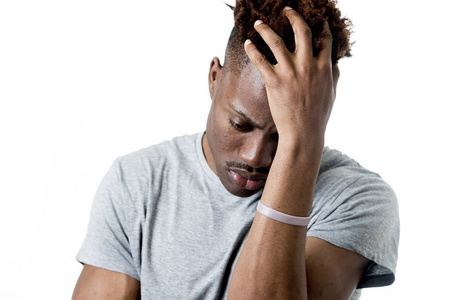 有吸引力黑人美国年轻人在他 20 多岁看难过和沮丧,构成情感照片