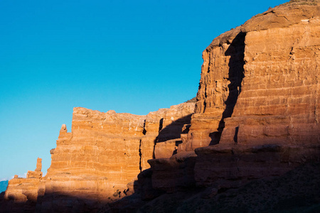 Charyn 峡谷底部景观地质形成由惊人的大红色沙子石头组成。Charyn 国家公园。哈萨克斯坦