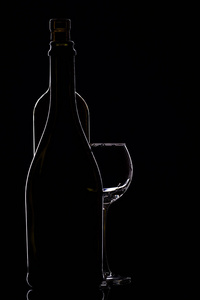 葡萄酒酒瓶在黑色的背景，眼镜极简主义