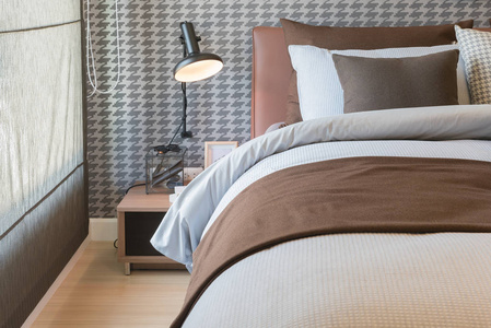 现代卧室设计, 带枕头和现代台灯在木桌边, 室内设计理念