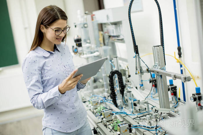 在实验室中使用数字片的女性电子工程师肖像