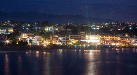 夜景与海滩的房子