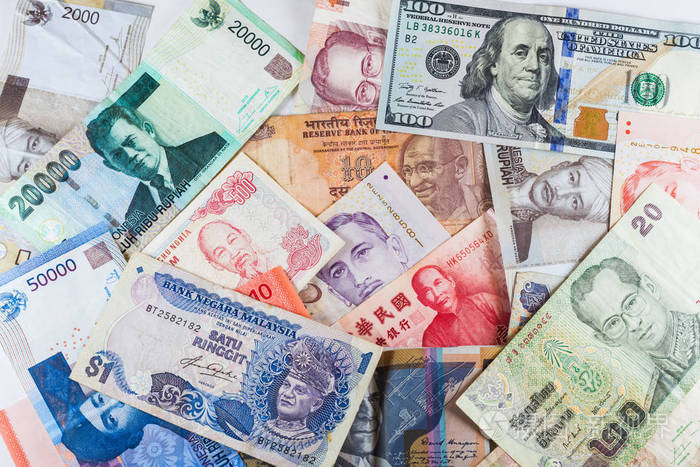 多个货币纸币作为彩色背景显示全球货币金融业务经济危机