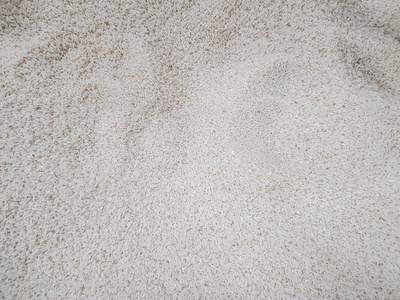 超市大米在超市出售的未加工的大米堆照片