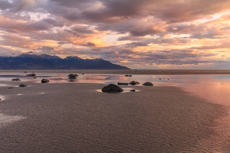 在退潮时沿阿拉斯加库克湾的风景夕阳