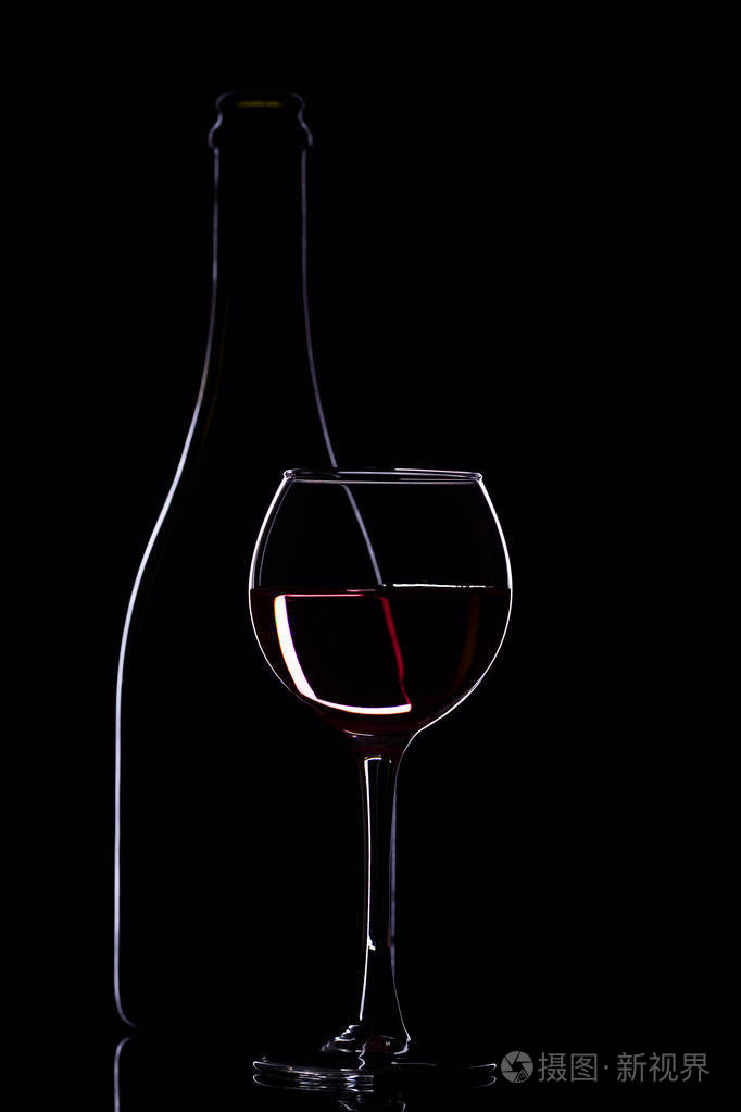 葡萄酒酒瓶在黑色的背景,眼镜极简主义