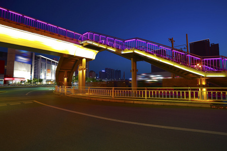 城市人行天桥和道路交叉口的夜景