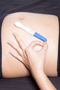 孕妇手指在怀孕测试中正常
