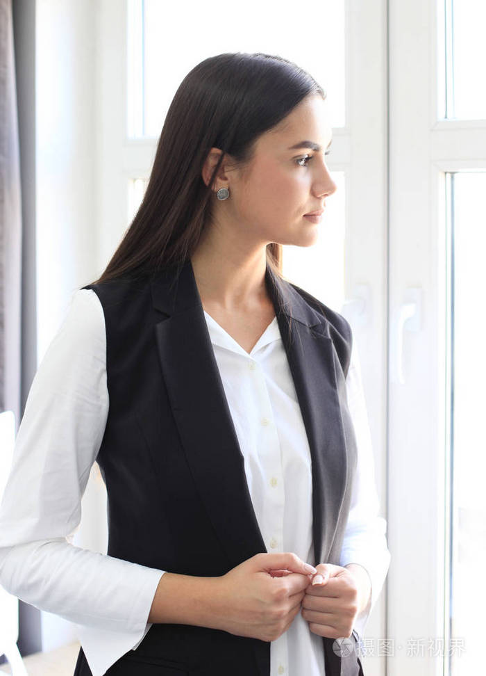 现代商业女人在办公室和副本空间