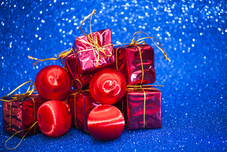 亮蓝色背景上大礼包照片