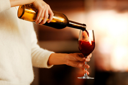 女人浇注桃红葡萄酒