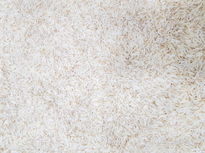 在超市出售的未加工的大米堆
