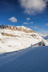 瓦尔迪法萨毛巾的浴室，意大利 TrentinoAltoAdige 地区附近的雪谷晨观