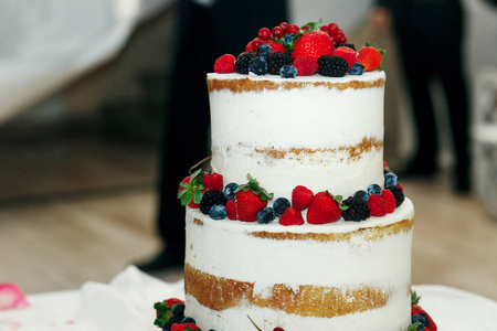 漂亮的草莓躺在不同层的婚礼蛋糕