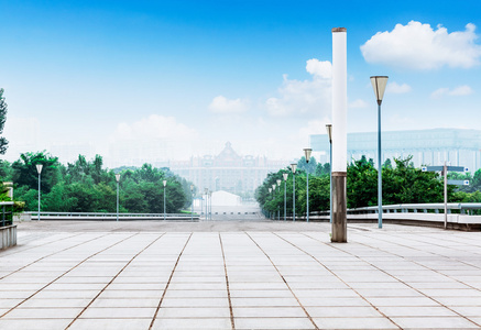 现代广场与天际线和城市景观的背景