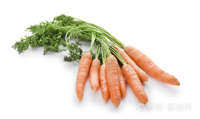 成熟的胡萝卜在白色的背景。健康饮食