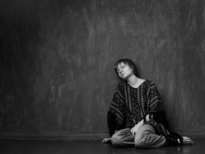 撕裂照片的幸福夫妇, 哭泣绝望的女人在背景精致的女士在一个古老的