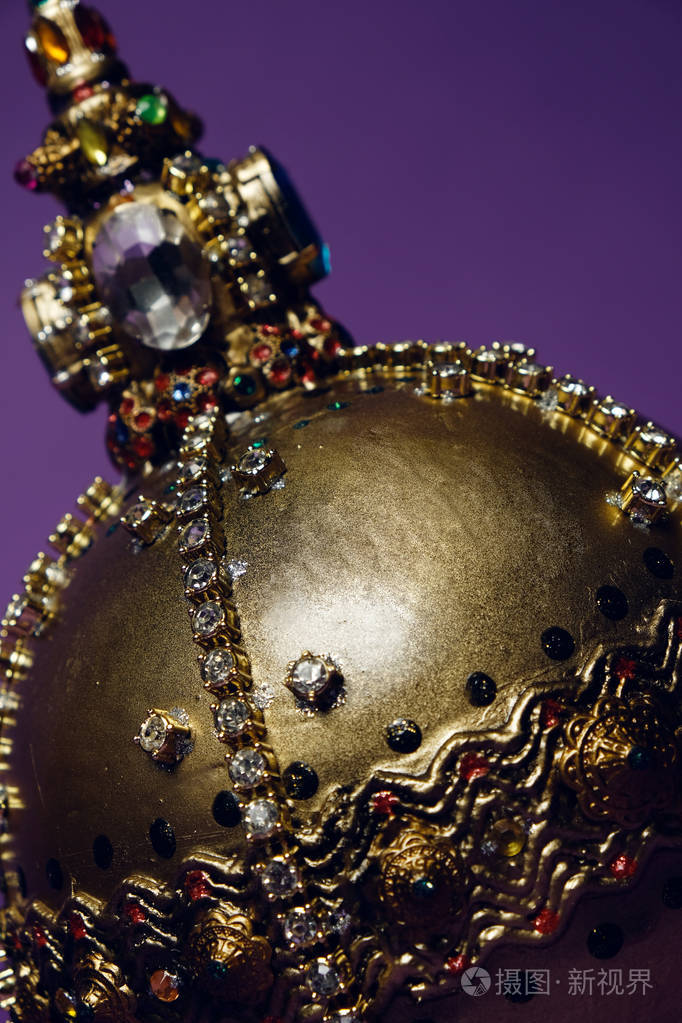 金色皇家御身与宝石装饰的权威象征
