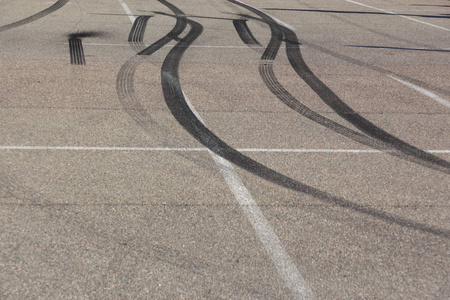 克拉斯诺达尔汽车停车场汽车制动轮胎痕迹