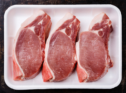 肉纸盒未煮熟的猪肉肉扒牛排照片