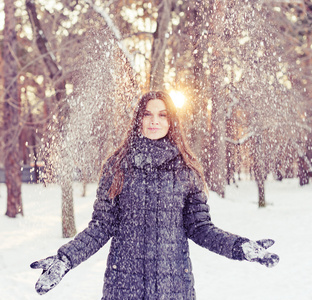 在雪地里开心的女人