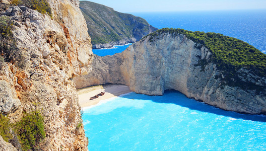 美丽的 Navagio 海滩沉船海滩在希腊扎金索斯岛上的视图