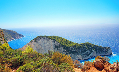 美丽的 Navagio 海滩沉船海滩在希腊扎金索斯岛上的视图