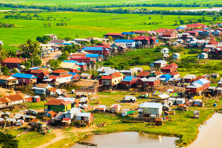 柬埔寨暹粒洞里萨湖 Sap 克罗姆绿稻田的浮动村