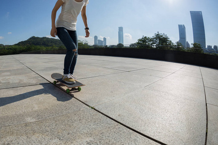 滑板滑板在 skatepark 的裁剪图像