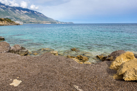 希腊 Limenia 海滩凯法利尼亚爱奥尼亚群岛的水中的岩石