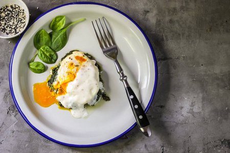 传统法国菜佛罗伦萨鸡蛋早餐与泥菠菜的具体背景