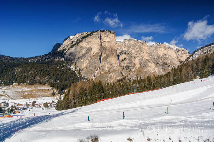 乐观的雪谷附近 TrentinoAltoAdige 地区，意大利瓦尔迪 Fassa 毛巾的浴室场景。