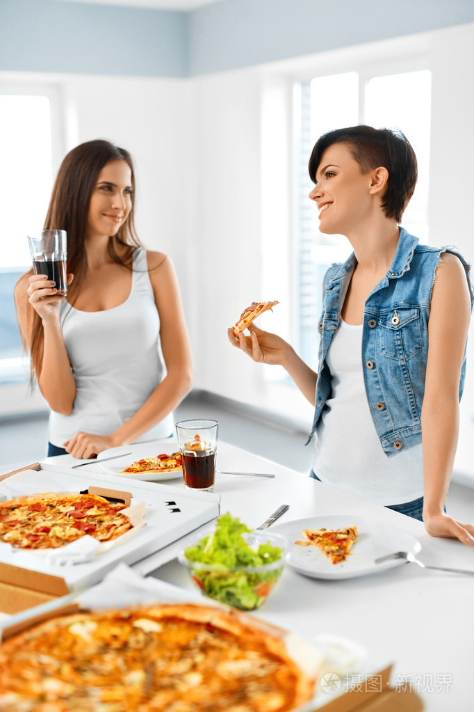 吃快餐. 吃披萨的朋友. 家庭聚会. 休闲娱乐
