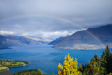 彩虹在瓦卡蒂普湖和皇后镇全景, 新西兰