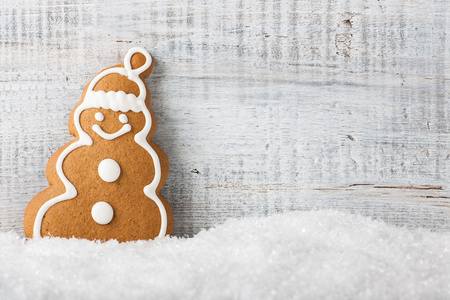 在雪地上的圣诞雪人形饼干姜饼