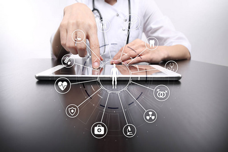 医用现代计算机虚拟屏幕接口和图标医疗网络连接医生