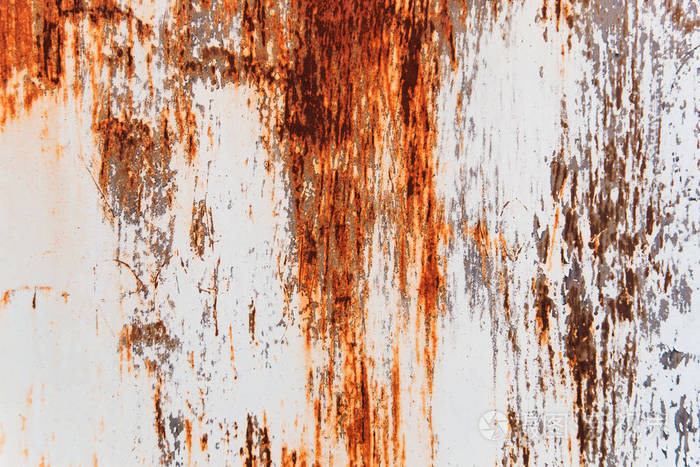 美丽的不寻常的背景.生锈的白色彩绘金属墙.生锈的金属背景与锈条纹.