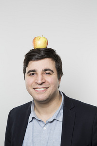 摄影棚拍摄的快乐的人头上戴着苹果