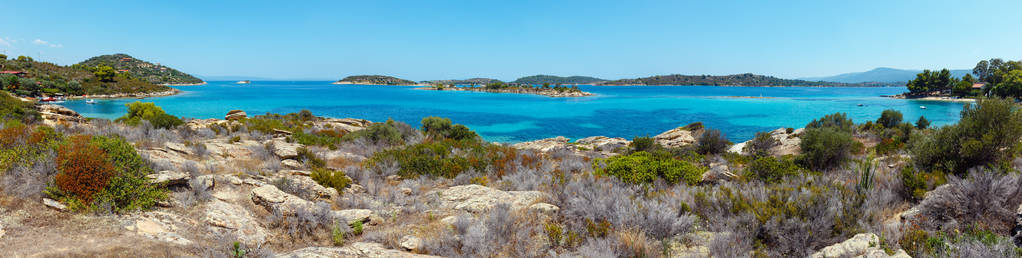 美丽的夏日爱琴海海岩海岸景观, Sithonia 近 Lagonisi 海滩, 哈尔基迪基, 希腊。人们是无法辨认的。三镜头