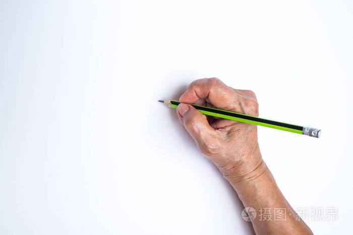 资深女性手用铅笔写在白纸上