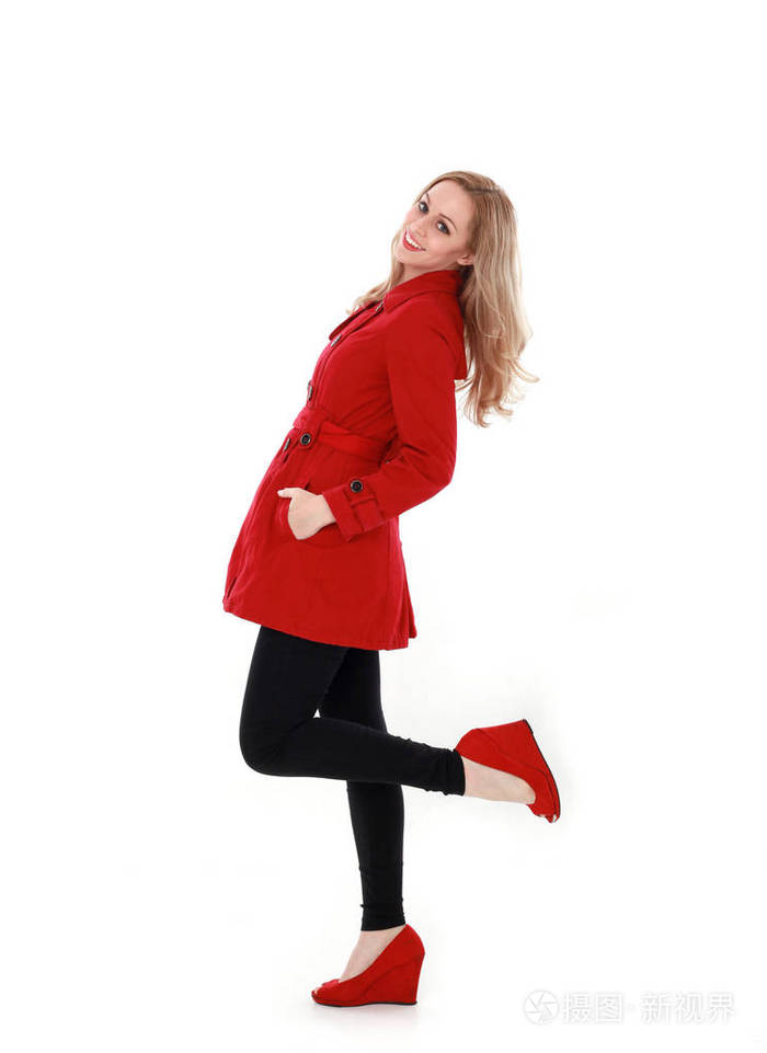 穿着红色风衣的漂亮金发女孩的肖像, 全长站立姿势.