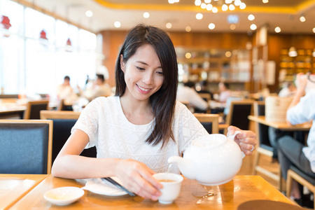 在中国餐馆里吃饭的女人