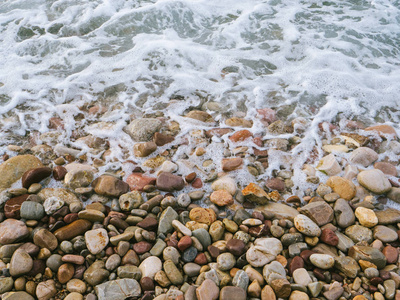 海波浪与圆的石头海滩